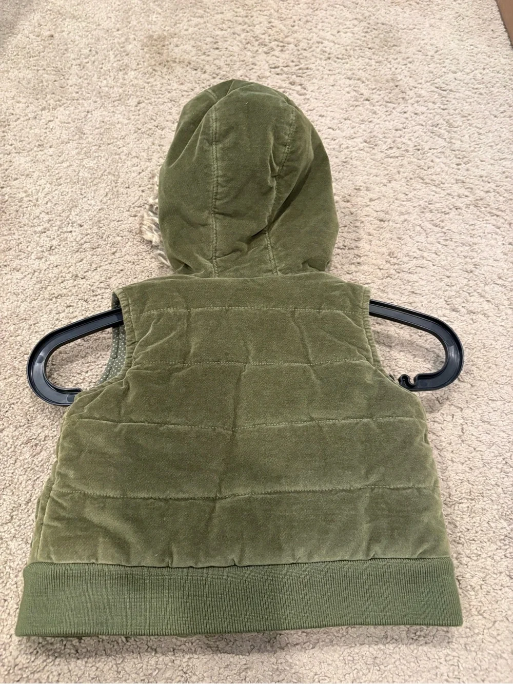 Baby Gap velvet hooded zip vest featuring a faux-fur lined hood Toddler Girls 2T